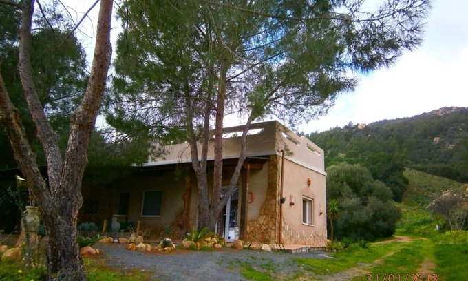 Santa Margherita di Pula Villa | Absorbed independent single villa in the green with horizon on the sea