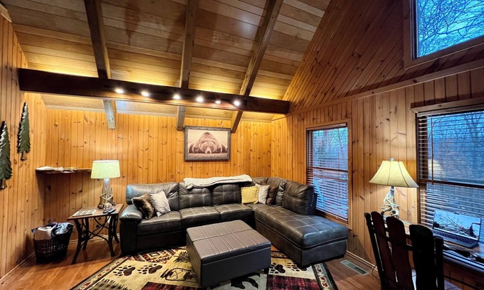 Beech Mountain Cabin | Abundant Acres Retreat 5 minutes from first chair on Beech Mountain, sleeps 9