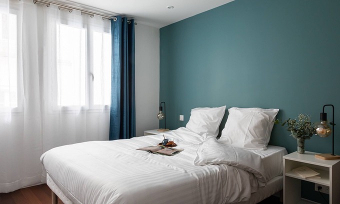 Quartier Sainte-Avoye Apartment | AC triplex in Le Marais for 8 people