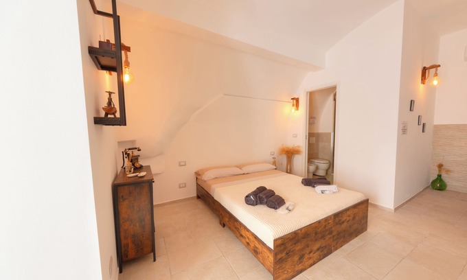 Adelfia Bed & Breakfast | 'ACA Luxury Suite with Jacuzzi,thus enjoying a range of modern amenities.