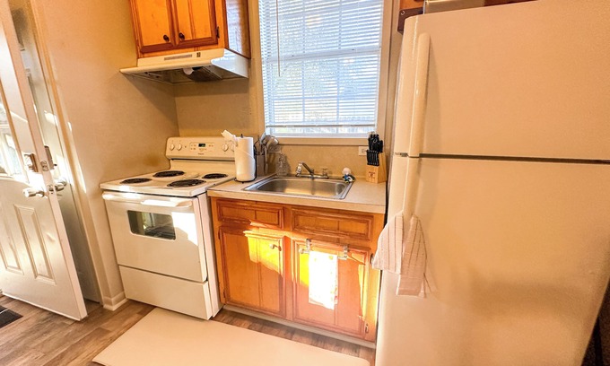 Brenham House | Academy Guest House Historic Brenham Pet Friendly