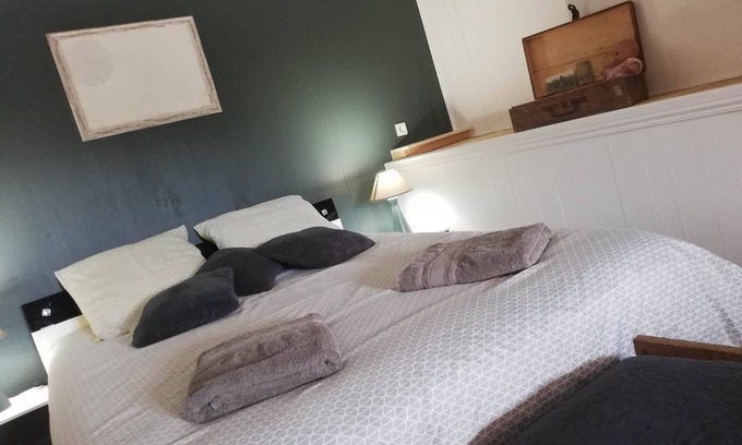 Tour-de-Faure Bed & Breakfast | ACCOMMODATION "LE SAINT JACQUES" 1 double room