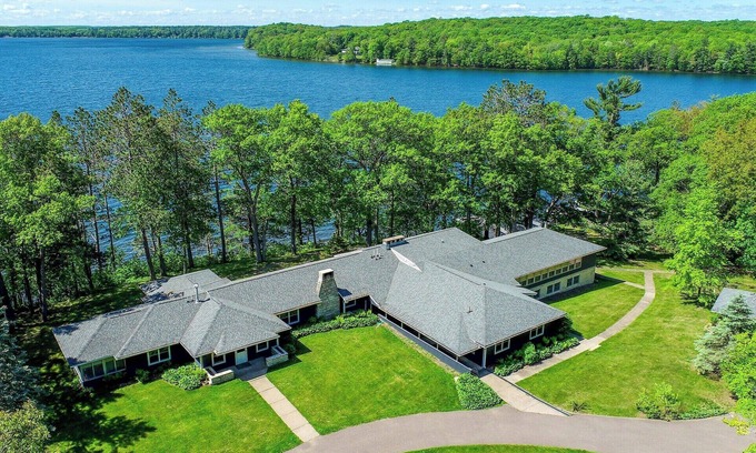 Hayward House | Ackwood Lodge - The Lodge, LARGE, Private Lakeshore Estate. Perfect for Family Reunions