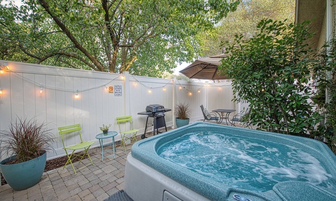 Yosemite Lakes Cottage | Acorn Cottage/Hot Tub/E V Charger/Yosemite Area