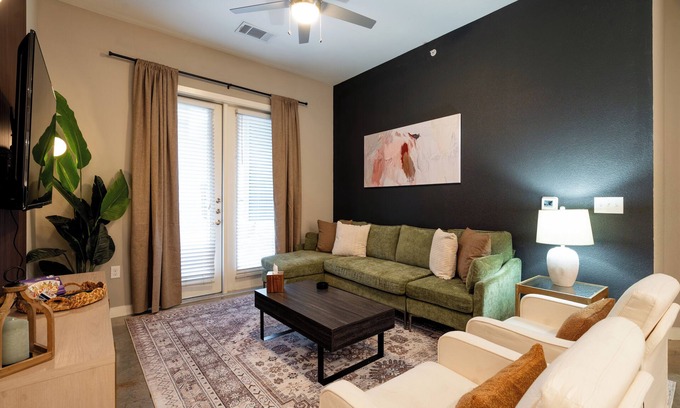 Tobin Hill Apartment | Across from Pearl District, Riverwalk Access, King Bed, Gym, Pool, Free Parking