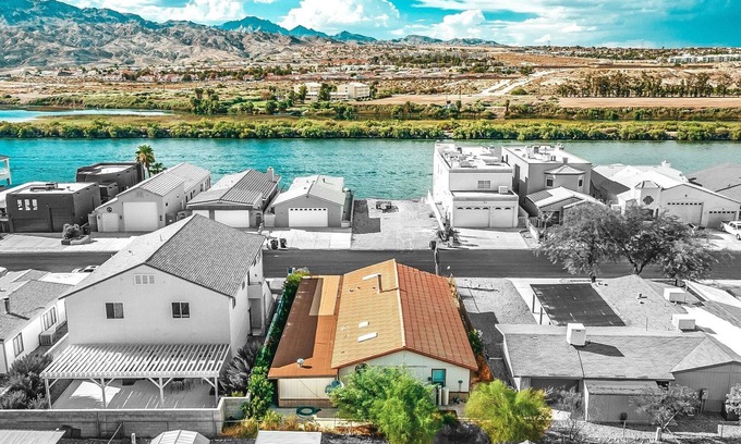 Holiday Shores House | Across from water & pet-friendly - Bullhead Bend!