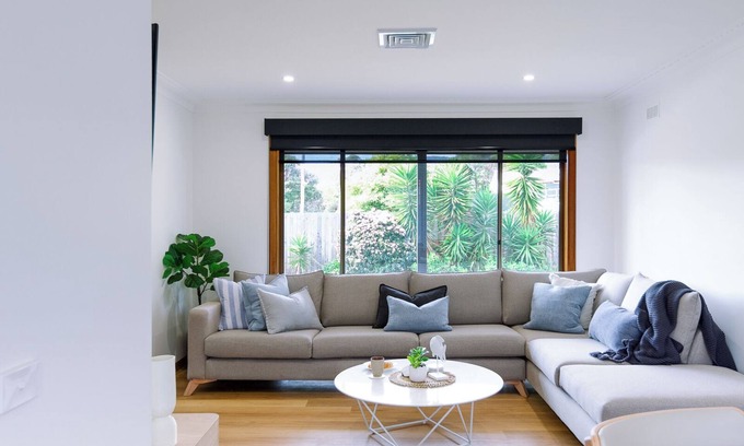 Rosebud House | Across the road from the beach and 500m from the McCrae Plaza