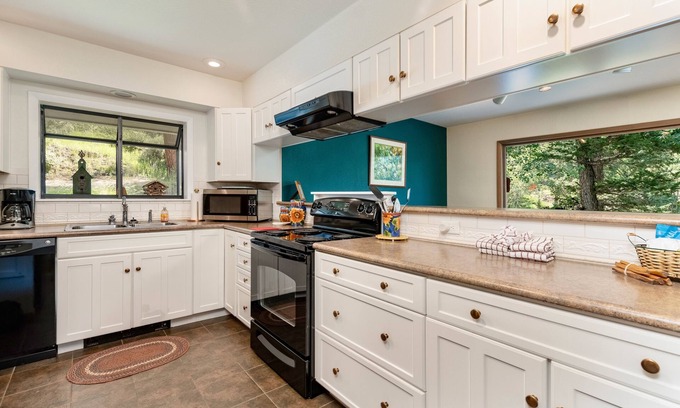 Windcliff Estates House | Adams Vacation At Windcliff 2 Bedroom Home by RedAwning