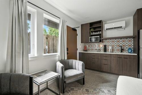 Kerns Apartment | Adelynn Studio Walkable Kerns Spanish Charm