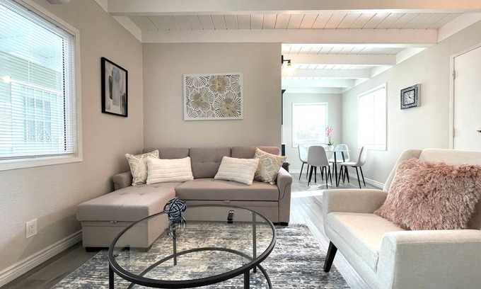 North Long Beach House | ★ADMIRABLE 1B1B REVAMPED HOME IN LONG BEACH★