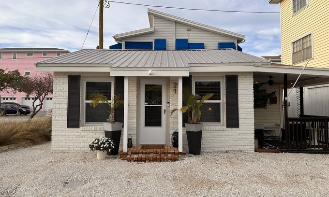 St. Pete Beach Cottage | Adorable 1BR Bungalow on Sunset Beach