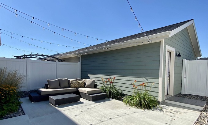 Billings House | Adorable 2 bedroom 2 bath townhouse w/walking trails, 10 minutes to everything.