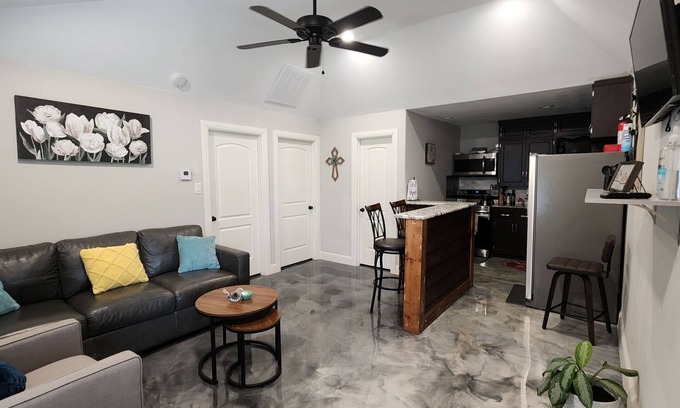 Lake Worth Apartment | Adorable 2-bedroom guesthouse with free parking