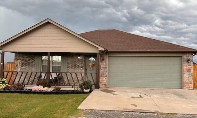 Pryor House | Adorable 2-bedroom house with AC in charming Pryor