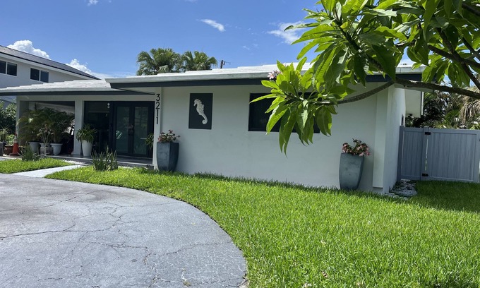 Lauderdale-by-the-Sea House | Adorable BeachHouse steps from Private Beach with Cabana and showers
