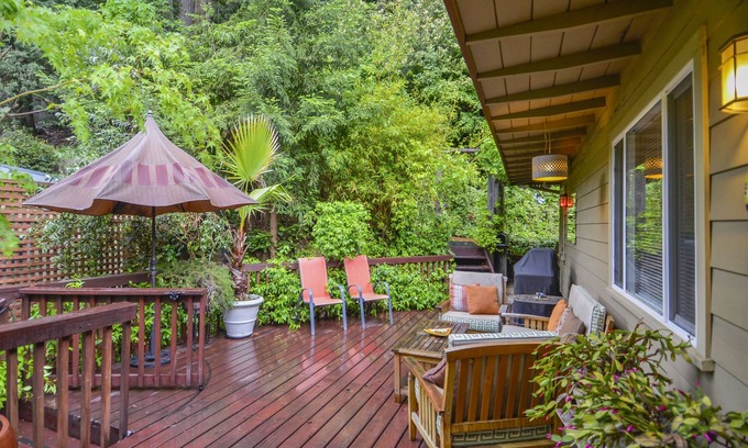 Guerneville Cabin | Adorable Bonne Chere! Hot Tub, Dog Friendly, Walk to the Russian River!