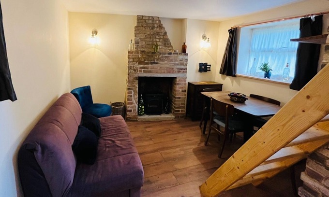 Heathfield Cottage | Adorable cosy country cottage in beautiful English Countryside