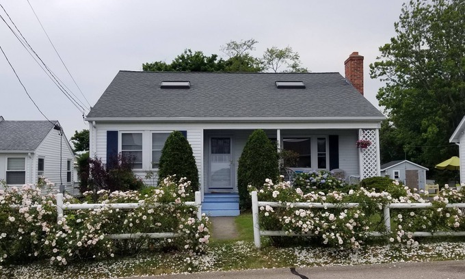 Eastward Look House | Adorable Cottage, short walk to Beach Weekly and Monthly offering until May 2026