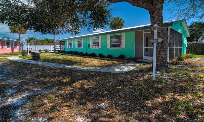 Englewood Cottage | Adorable Cottages on Lemon Bay
