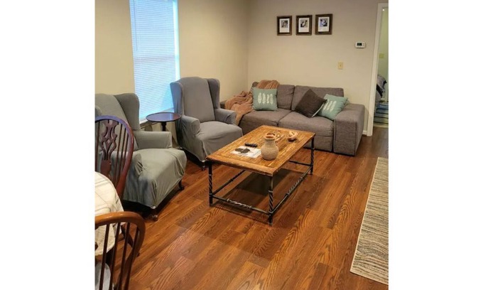 Stonehouse House | Adorable guest house close to everything!