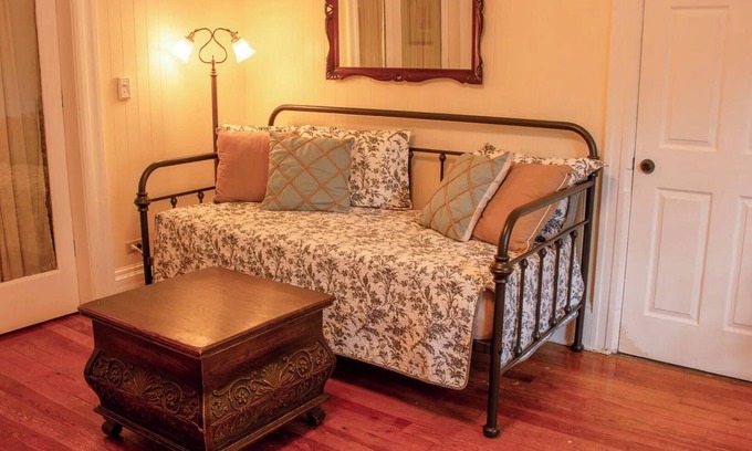 Flagstaff Cottage | Adorable Historic Cottage With Patio & Storage/Walk to Downtown/NAU/Groceries