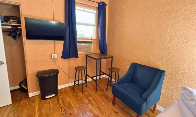 Westlake Apartment | Adorable Rustic Queen Studio!