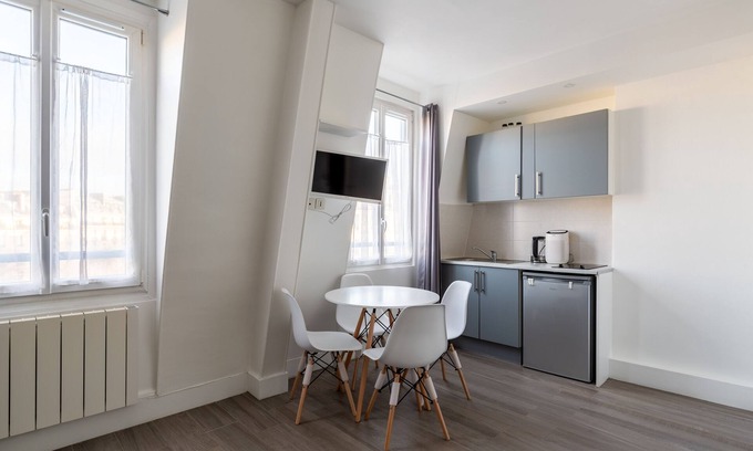 Ternes House | Adorable Studio with Seamless View of Paris