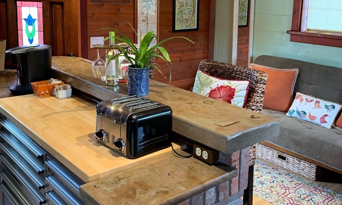 Atascadero House | Adorable tiny home within minutes from wineries and 20 miles to the beach