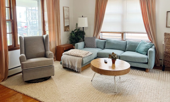 Belmont Apartment | Adorable two-bedroom in Belmont neighborhood
