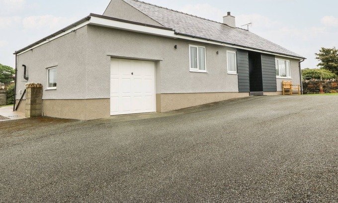 Llanfechell Cottage | ADWY'R DDÔL, family friendly, with hot tub in Llanfechell