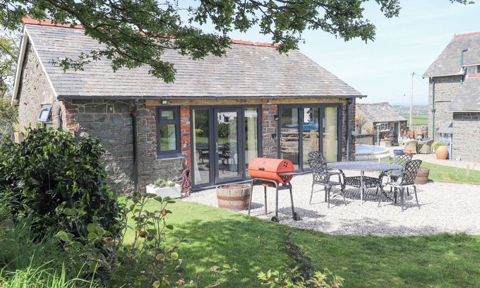 Garn Fadryn Cottage | AEL-Y-BRYN, romantic, with a garden in Tudweiliog