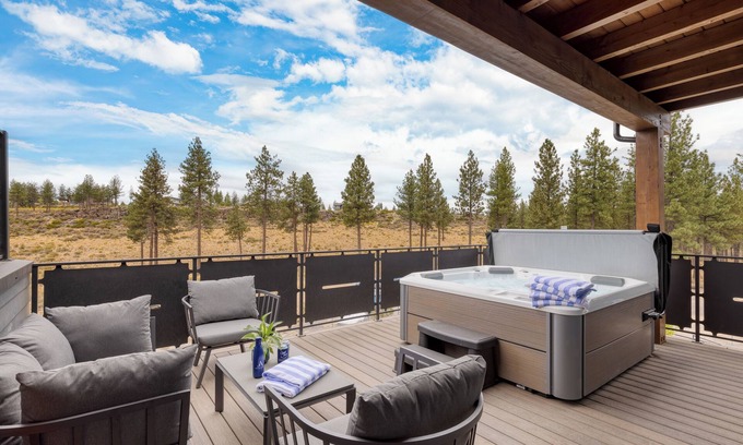 Bend House | Aerie Sleek 6 Unit Buyout | 6 Units, 15BDR | Deck, Hot Tub, Views, Near Old Bend