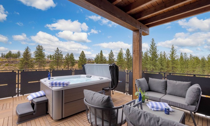 Bend House | Aerie Stylish 6 Unit Buyout | 15BDR Near Downtown | Mountain Views + Hot Tub