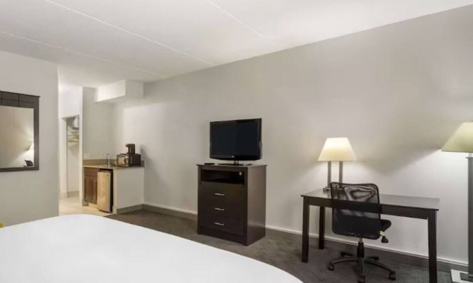 Mundelein Hotel | Affordable Comfort Near Vernon Hills Dining, Shopping, and Entertainment Venues