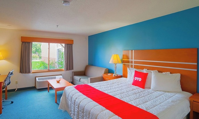 Redwood Falls Hotel | Affordable King Bed Room Near Casino, Park, & Restaurants in Redwood Falls