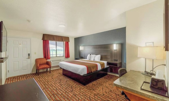 Killeen Hotel | Affordable King Room – Rest Well After Exploring Killeen’s Dining & Attractions