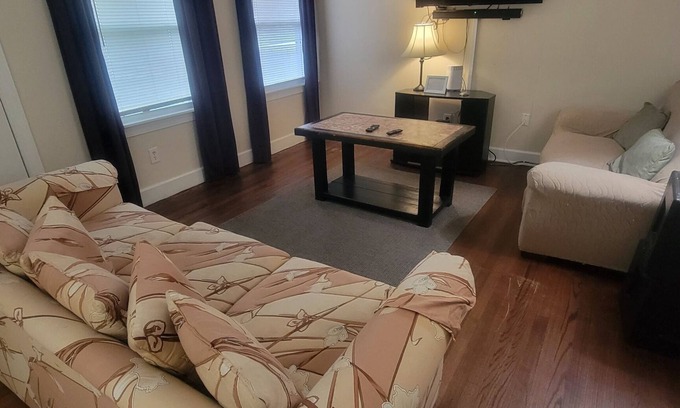 Newport News House | Affordable Newport News. Sleeps 6, easy Shipyard access