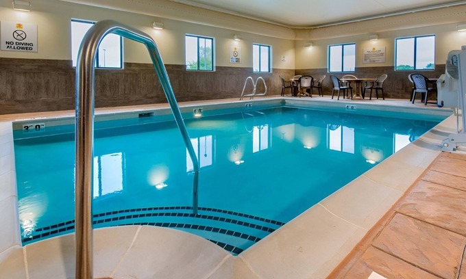 Council Bluffs Hotel | Affordable + Spacious Room Near Omaha's Henry Doorly Zoo & Bob Kerrey Pedestrian
