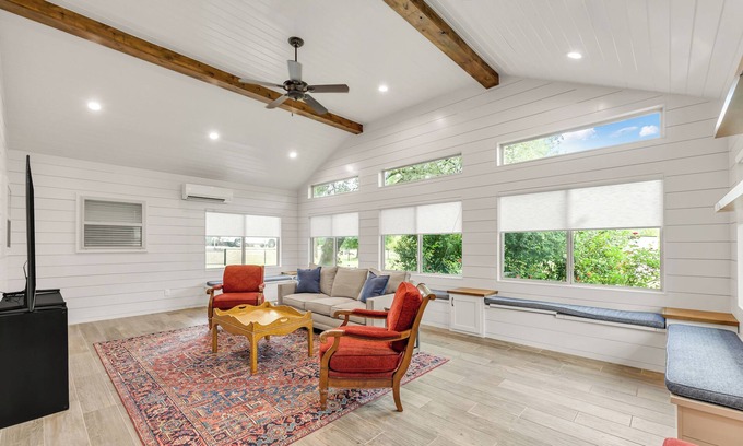 College Station House | Aggie Game Day Retreat - Sleeps 12, Less Than 2 Miles to Kyle Field