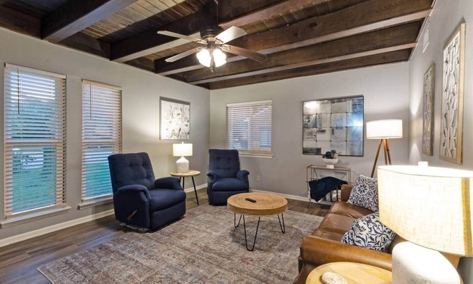 College Station House | Aggies on Auburn Court 2b/1.5b TAMU/Veterans Park