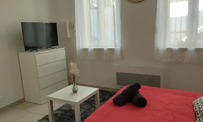 Saint-Quentin Apartment | Agréable Studio calme 2 pers