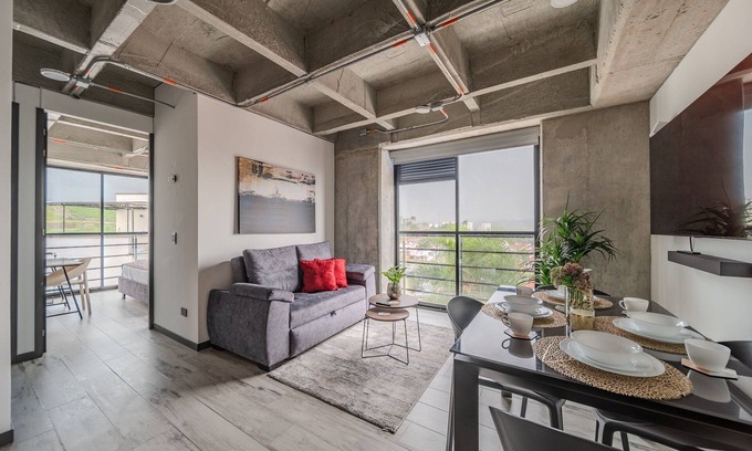 Pereira House | |Ahead| Stylish 2BR near airport with AC