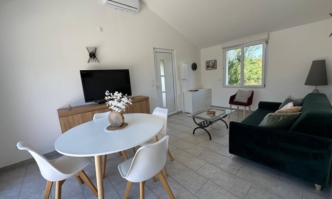 Villeneuve-les-Avignon House | Air-conditioned house for 4 with view
