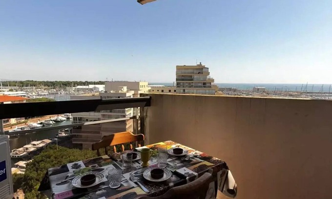 Le Port Apartment | Air-conditioned studio cabin with marina view - Canet Port, sleeps 4