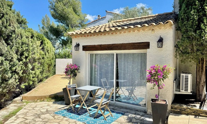 Carnoux-en-Provence Apartment | Air-conditioned studio near Cassis