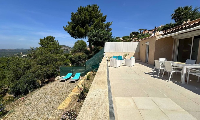 La Londe-les-Maures House | Air-conditioned mazet for 4 guests with shared pool in La Londe-les-Maures