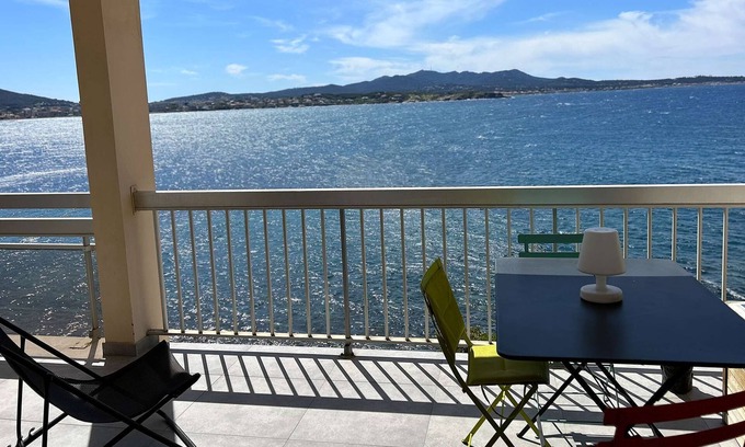 Sanary-sur-Mer Apartment | Air-conditioned seaside apartment, within walking distance of the beach and port with sea view.