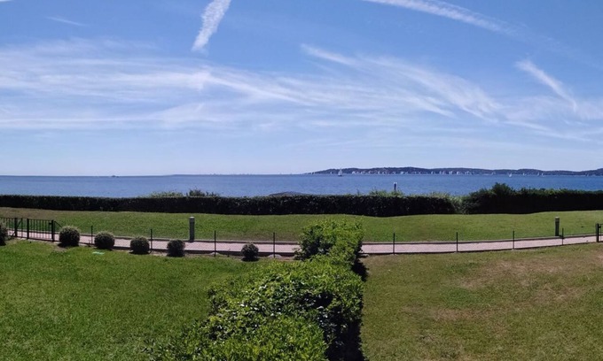 Sainte-Maxime Apartment | Air-conditioned luxury residence with swimming pool direct access to the sea