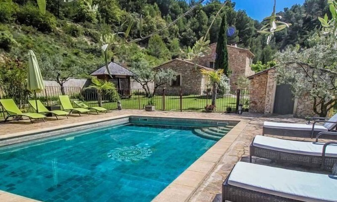 Le Barroux House | Air-conditioned Mas provençal in Le Barroux, Mont-Ventoux, Vaucluse with fenced pool, pets.