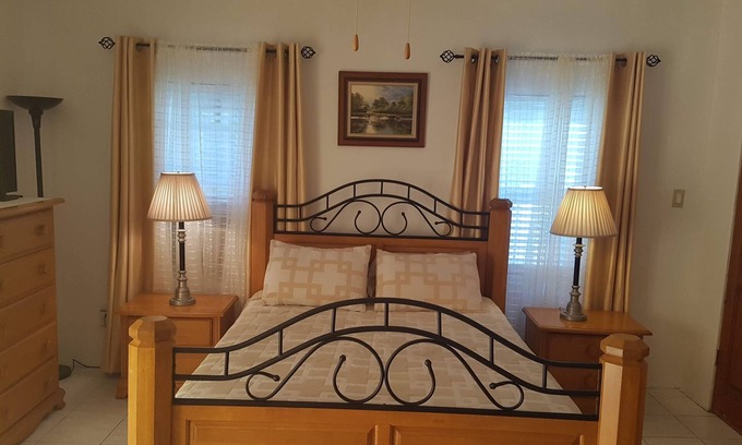 Paget Apartment | "AIRBAB MOON GATE EAST Charming Traditional Bermuda Home"